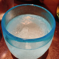 琉球ダイニング桃香 - お酒を注ぐと白く光ります♪不思議〜