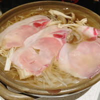 琉球ダイニング桃香 - 玉ねぎスライスを入れた後
                島豚を投入ですヨ♬