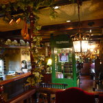 ポテト料理専門店 穀物祭 - なぜか、店の真ん中に電話BOX