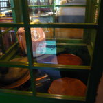 ポテト料理専門店 穀物祭 - ドアに取っ手はなく、中には椅子が詰まってる(使えない？)