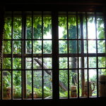 ポテト料理専門店 穀物祭 - 窓から庭も楽しめます。