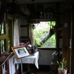 ポテト料理専門店 穀物祭 - 入口にはなぜかミシン。