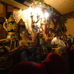 ポテト料理専門店 穀物祭 - 店内の壁面にはごちゃごちゃっとモノがディスプレー。