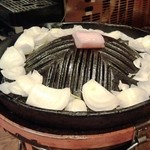 炭火焼ジンギスカン ポッケ - 炭火にジンギスカン鍋