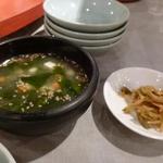 悠苑 - ランチのセットのスープとザーサイ