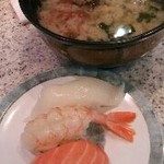 回転鮨 清次郎 - 市場でみつけた３点盛り、わかめ汁（サーモン、赤エビ、イカ）