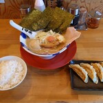 Jukuseitonkoturamen ichibanken - ●煮干し豚骨ラーメン　全部盛り　1,060円
                      ●本日のAセット（ご飯、餃子4個）300円