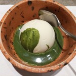 かに道楽 - 店員さんが目の前でお抹茶を立ててアイスにかけてくれます