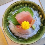 銀のすず - ◇お造り 氷の上に盛り付けられる 鮮魚は カジキマグロ/鯛 の二点盛り 添えるツマは 大葉/食用菊