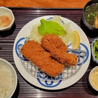 とんかつ まい泉 青山本店 - おすすめランチA　1,300円
                ヒレカツ65g、カキフライ、博多明太じゃがコロッケ、ご飯、味噌汁、お新香、小鉢付き