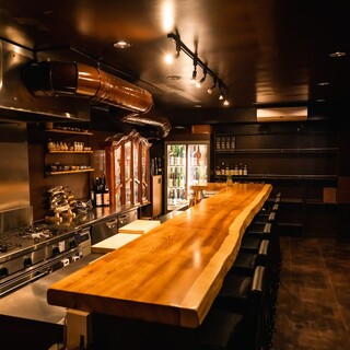 和テイストの贅沢な隠れ家。一枚板のカウンターが魅力