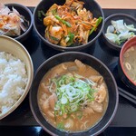 もつ次郎 - 合盛りもつセット定食1100円