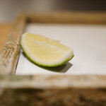 日本橋 蕎ノ字 - ライムはスパイシーさを感じ、そのあと甘さが出てくる