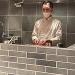 割烹 いそ崎 - 焼き場で調理する大将