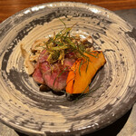 割烹 いそ崎 - 常陸牛イチボの焼物：奥はきのこの素焼きの胡椒煮、手前は福島の金山かぼちゃ、上に自家製の山椒の佃煮