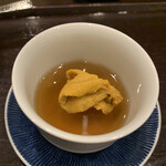 鳥田中 - 冷製コンソメ、生うに乗せ