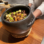 割烹 いそ崎 - 秋の味覚タップリの炊き込みご飯： かます、利平栗、ムカゴの上に鮮やかな緑の銀杏が散りばめられて、見た目も華やかです。