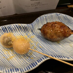 鳥田中 - 熟成チーズを燻製うずらの玉子にかけた串と鴨入り熊野地鶏つくね