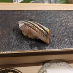 鮨 てつ也 - 脂がのった秋刀魚。やや小ぶり