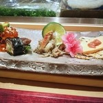 鮨 魯山 - 焼き鮭とゴボウ他野菜の海苔巻き　ずわい蟹の身と蟹みそあえ　畳鰯＋チーズとカラスミ＋鱈の内臓