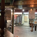 ブルー ガーデン - 店内から通りを望む。