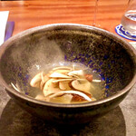 蒼 - 神経〆鱧のコンソメ　松茸が香ります♫  なんとも贅沢な一皿目　沁み渡りますね