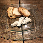 Kuon - ゴルゴンゾーラ・ピカンテ660円。強い塩味と青カビのにおいがちょうど良く、ワインのアテにぴったり。常温で溶けてくるくらい柔らかいチーズ