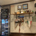 ピッツェリア・ダ・ガエターノ 薬院店 - サインもある。誰だろう？