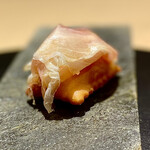 パルコ フィエラ - ②燻製した生ハムと揚げパイ
      〜揚げパイの熱で溶け出した生ハムの旨味が更に濃くのある味わいに仕上げる。