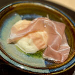 パルコ フィエラ - ⑥プロシュートグルード
      〜自家製モッツァレラを目の前で作る。モチモチのチーズの柔らかな香りと生ハム、蕩けるような円やかさが絶妙。