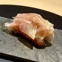 パルコ フィエラ - ②燻製した生ハムと揚げパイ
                    〜揚げパイの熱で溶け出した生ハムの旨味が更に濃くのある味わいに仕上げる。