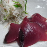Kyou Ryouri Kiyojirou - 初かつおのお造りは肉厚に切り出し、噛めば旨味が広がります。