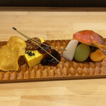 日本料理 直 - さつま芋のチップス、カボチャ豆腐に自家製胡桃のキャラメリーゼ、梨、マスカット、豆柿　松葉は蕎麦で作った松葉もちろん食べれます。