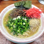 しぇからしか - ラーメン　紅生姜､すりごま投入