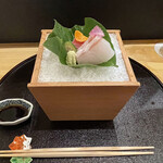 日本料理 直 - 秋の季語の釣瓶落としとの事で刺身を釣瓶の器に！