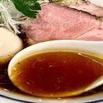 手打式超多加水麺 ののくら - スープ、鶏油が凄い！光ってる