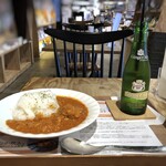 福岡天狼院 - ◆バターチキンカレー・ドリンク付(1,000円：税込）・・店内の説明を概略すると「元彼に自分を好きになって欲しいと、スタッフさんが創意工夫して作られた」とか。恋の結末は知りませんが。(^_^;