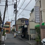 四ツ谷一餅堂 - たいやきわかばさんの真向かいにお店があります　流石に未だわかばさんの前に行列はありません