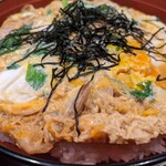 Toriyoshi - 卵は2個使用かな？鶏肉もかなり
                        鰻丼や焼鳥丼で飯大盛りだとやや飯を余すが
                        親子丼だとちょうど良い感じ
                        
                        ひさびさだったので海苔抜き依頼を失念