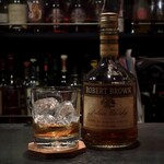 DEN - ロバートブラウン特級を顔のグラスで