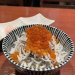 酒肴場 屯 - ご飯には釜揚げシラスとイクラがたっぷり