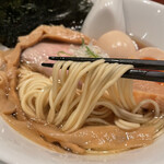 酒肴場 屯 - 三河屋製麺の低加水細ストレートは歯切れの良い食感が持ち味