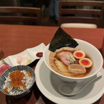 酒肴場 屯 - 津軽煮干し中華蕎麦（味玉入り）¥900、海鮮丼¥500