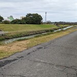 田村川魚店 - 店舗裏から見える桜川