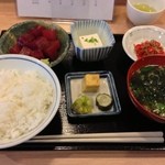 まぐろのぶつ+ご飯。味噌汁など
