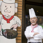 中村屋 - オーナーシェフの分身がお迎えする、明るい雰囲気の店構え。店頭のコックさん人形はシェフ手づくりの力作！　温かな雰囲気はおもてなしにも表れています。熱々はもちろんのこと、お客様に合わせたタイミングで料理を出すなど、細かな心配りが嬉しいポイントです。