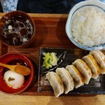 Nikujiru Gyouza No Dandadan - 肉汁焼き餃子定食