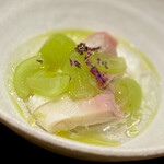 パルコ フィエラ - ❶北寄貝
      〜ドルチェワインと昆布出しでマリネした北寄貝をバジル茶で火を入れ、発酵させたマスカットと鹿児島の青レモンのジュレで合わせた逸品。爽やかなジュレとマスカットの味わいは上品で唸ってしまう。