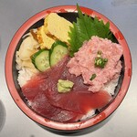 Sushi Jimbei - 黒内黒のちらし桶に盛付けられた赤い幸せ