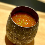 パルコ フィエラ - ❷牡蠣、イクラ
      〜発酵させた玉葱、ウイスキー火入れした牡蠣、味付けは牡蠣のいしるで味付けし蒸し揚げ、うえからブイヤベースの餡とグラッパで洗ったイクラをのせている。発酵の技術を習得した研究者のよう。